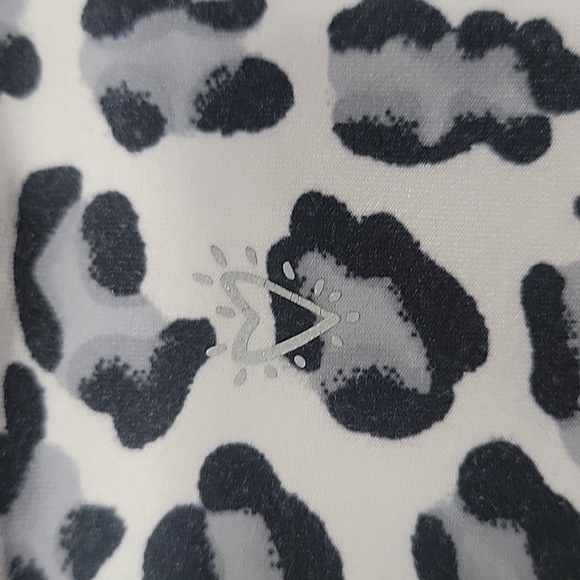 Betsey Johnson Cropped Yoga Pants, Snow Leopard Print, size XS. Gently Used Cond - Picture 3 of 8
